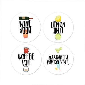 Puede incluir: Cuatro posavasos redondos blancos con texto negro e imágenes. Los posavasos presentan diferentes bebidas, incluyendo cerveza, vino, café, té, lima, limón, margarita y piña colada.