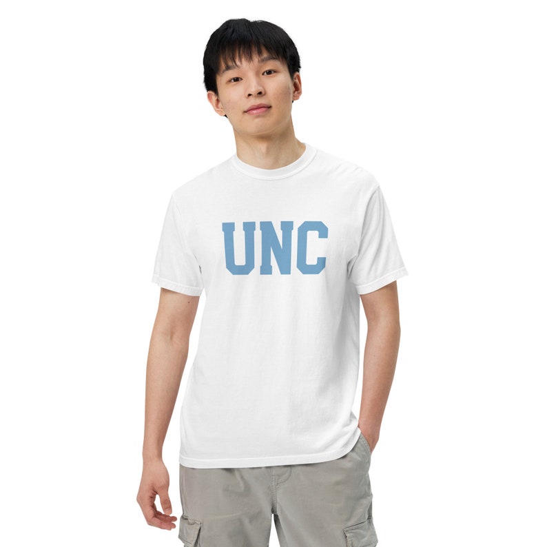 Op de afbeelding: Wit T-shirt met een blauwe "UNC" print op de voorkant.