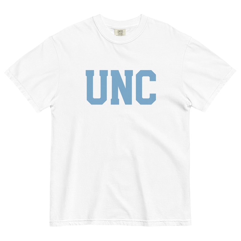 Op de afbeelding: Wit T-shirt met een lichtblauwe "UNC" print op de voorkant.