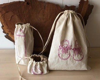 Sacs pour chaussures, bouteilles d’eau, produits.