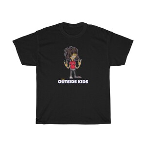 Puede incluir: Camiseta negra con una ilustración de dibujos animados de una persona con cabello largo castaño y una camiseta roja. El texto "THE OUTSIDE KIDS" está impreso en blanco debajo de la ilustración.