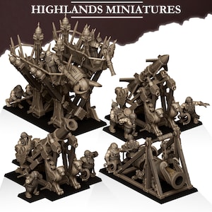 Puede incluir: Se muestran cuatro máquinas de guerra en miniatura, incluyendo un gran motor de asedio, una catapulta y dos cañones. Los modelos están detallados con figuras y elementos arquitectónicos. El texto "HIGHLANDS MINIATURES" está en la parte superior.