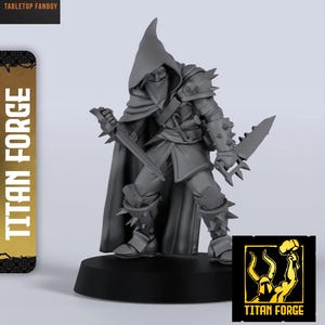 Puede incluir: Figura en miniatura gris de un guerrero encapuchado, sosteniendo dos armas con cuchillas. La figura está sobre una base negra. La imagen incluye el texto "Titan Forge" y "Tabletop Fanboy".