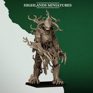 Puede incluir: Figura en miniatura detallada de una criatura arbórea con intrincadas texturas de madera, garras afiladas y un compañero esquelético. La figura se encuentra sobre una base negra, con el texto "HIGHLANDS MINIATURES" en la parte superior.