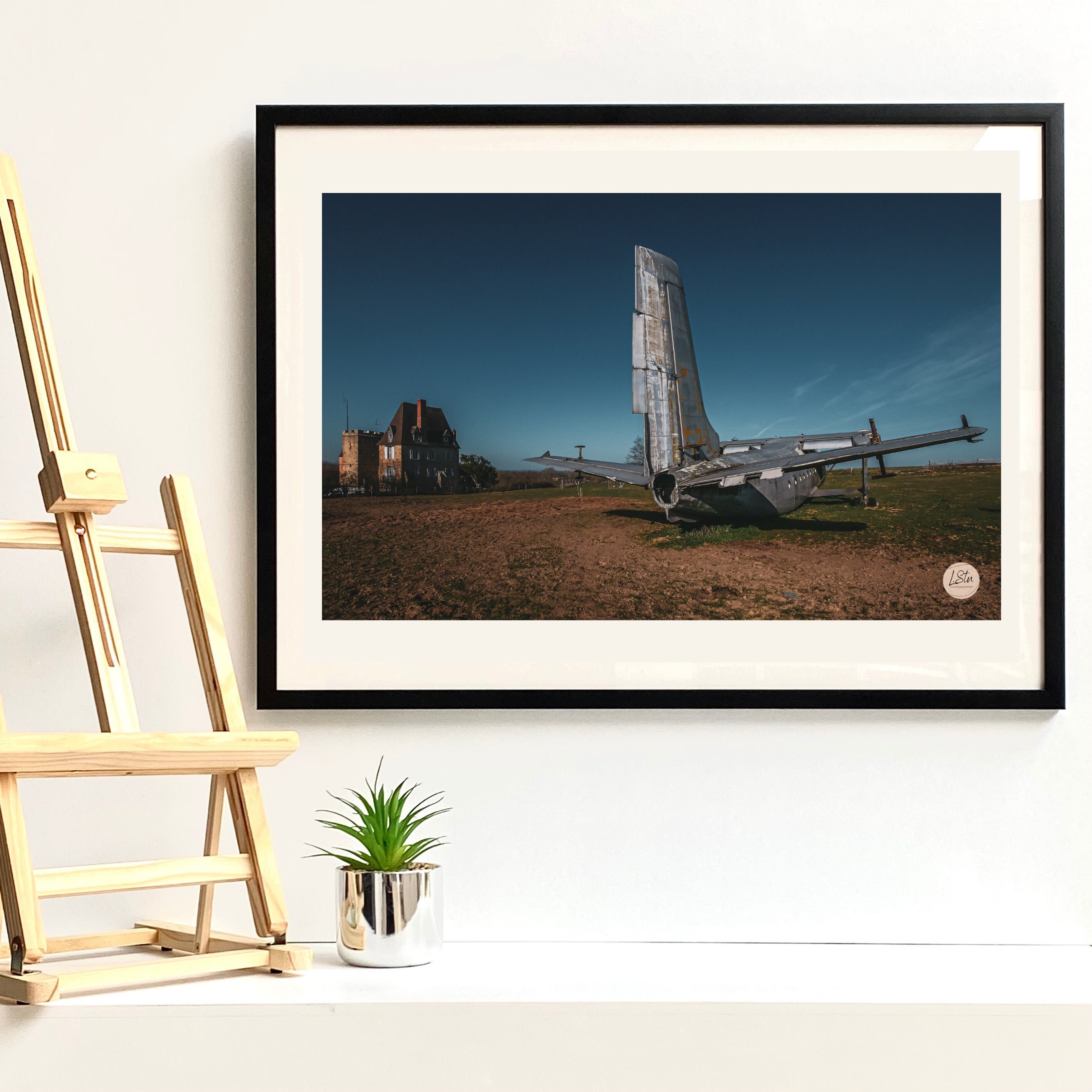 Urbex Mayday Photographie d'un Avion Abandonné Au Milieu Champs en France