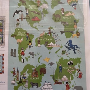 Może przedstawiać: Panel materiału przedstawiający mapę świata z ilustracjami zabytków, zwierząt i ludzi z różnych kontynentów. Mapa zawiera napis "We Share One World" i ma wymiary 119 x 178 cm.