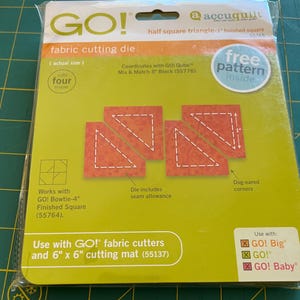 Puede incluir: Troquel de corte de tela AccuQuilt GO! para triángulos de medio cuadrado terminados de 2,54 cm. El empaque verde lima presenta ilustraciones de triángulos naranjas, texto sobre compatibilidad y un aviso de patrón gratuito.