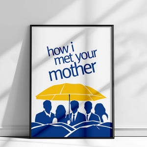 Può includere: Poster incorniciato con la scritta "how i met your mother" in blu. Un ombrello giallo è centrato sopra le sagome di cinque persone in abiti blu. La parte inferiore del poster presenta un motivo a onde blu.