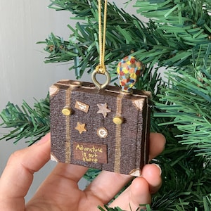 Adorno navideño de maleta de aventuras: madera reciclada, regalo de Pixar Up, aniversario, novio, novia