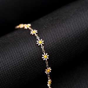 Daisy Bracelet,bridesmaid gift bracelet,minimalist Bracelet,Bracelet Flower,Charm Bracelet,Women bracelet,gift for Women,Daisy Flower Bracel
