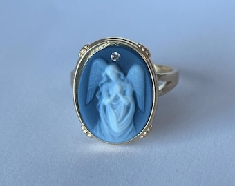 &quot;Vergoldeter oder Sterlingsilber Cameo-Ring &quot;&quot;Draped Angel Prauring&quot;&quot; Blauer Achat, Einzigartiges Geschenk, Geschenk für Sie, spirituelles Geschenk.&quot;