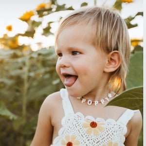 Collar con nombre personalizado para niña pequeña, regalo de Navidad para niños, collar personalizado con letras de Pearl of Mother para niña pequeña, regalo de Navidad para niñas pequeñas