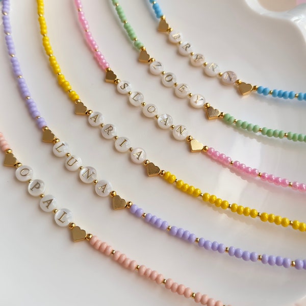 Collier de nom personnalisé pour tout-petits, collier de lettres en nacre, collier de petite fille, collier de nom de bébé personnalisable, cadeau pour les enfants