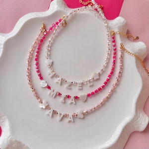 Collar con nombre personalizado para niño pequeño, collar con nombre y letras de nácar, regalo de Navidad para niños, regalo de Navidad para niño pequeño, regalo para hija