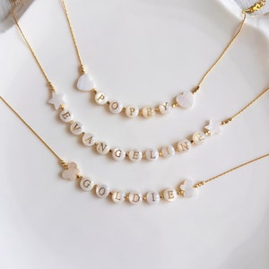 Collar con nombre personalizado para niñas, collar con letras de nácar, collar con nombre para niñas pequeñas, regalo para niñas de las flores, regalo de Navidad para niñas pequeñas