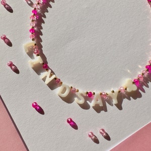 Collar con nombre personalizado con letra de nácar, collar de cuentas rosas personalizado, collar con nombre de niña, regalo para niña pequeña, regreso a clases