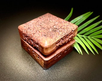 Joyero de madera artesanal: recuerdo tallado de edición limitada