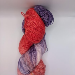 Lila und Orange handgefärbte Sockenwolle
