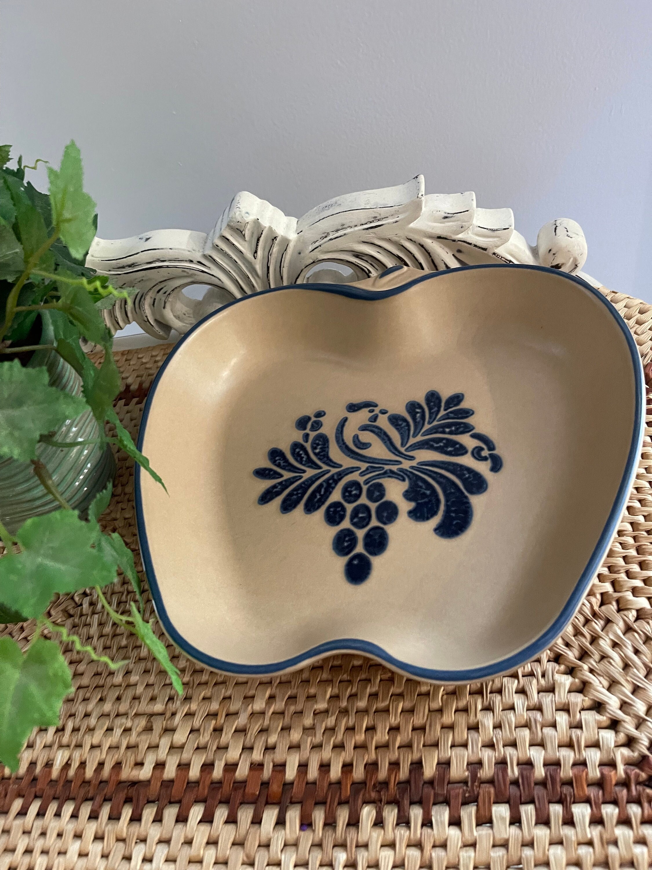 FOLK ART Vintage Pfaltzgraff Lovely Stoneware Bakling Dish Apple Shaped