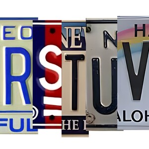 K&ouml;nnte beinhalten: Nahaufnahme von f&uuml;nf Nummernschildern, die das Wort "RESTFUL" in blauen, roten, wei&szlig;en und schwarzen Buchstaben buchstabieren. Die Schilder stammen aus verschiedenen Bundesstaaten und haben unterschiedliche Hintergr&uuml;nde.