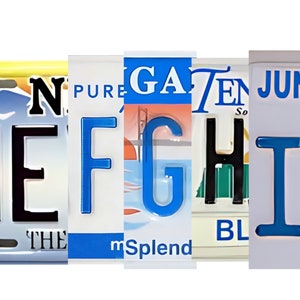 K&ouml;nnte beinhalten: Nahaufnahme von f&uuml;nf Nummernschildern, die das Wort "NEIGHBOR" mit blauen und schwarzen Buchstaben buchstabieren. Die Schilder stammen aus verschiedenen Bundesstaaten und haben unterschiedliche Hintergr&uuml;nde, darunter ein blauer Himmel mit Bergen, ein rot-wei&szlig;er Hintergrund, ein gr&uuml;ner Hintergrund und ein wei&szlig;er Hintergrund.