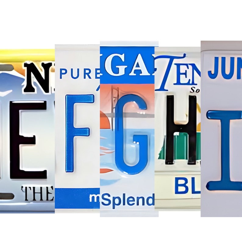 K&ouml;nnte beinhalten: Nahaufnahme von f&uuml;nf Nummernschildern, die das Wort "NEIGHBOR" mit blauen und schwarzen Buchstaben buchstabieren. Die Schilder stammen aus verschiedenen Bundesstaaten und haben unterschiedliche Hintergr&uuml;nde, darunter ein blauer Himmel mit Bergen, ein rot-wei&szlig;er Hintergrund, ein gr&uuml;ner Hintergrund und ein wei&szlig;er Hintergrund.