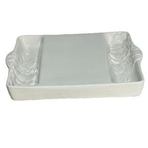 Puede incluir: Una bandeja de servicio rectangular de cerámica blanca con una superficie central lisa y plana, flanqueada por dos compartimentos laterales empotrados. Cada sección lateral presenta un patrón en relieve moldeado de uvas.