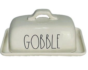 Rae Dunn Artisan Collection Weiße Keramik-Butterdose mit Text ""Gobble""."