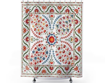 Può includere: Tenda da doccia bianca con un motivo floreale colorato. Il motivo presenta fiori rossi, arancioni, gialli, blu e verdi disposti in un design simmetrico.