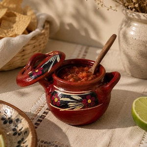 Handmade Mini Mexican Clay Pot with Lid, Kitchen Cookware for Small-Scale Food Storage & Serving