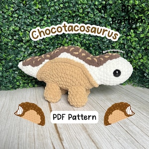 Puede incluir: Un dinosaurio de peluche tejido a crochet con forma de taco de chocolate. El juguete es marrón, blanco y beige. El juguete está sentado sobre una superficie de madera con un fondo verde frondoso. El texto "Chocotacosaurus" está en la esquina superior izquierda de la imagen. El texto "PDF Pattern" está en el centro inferior de la imagen. El texto "@crou tonscrochet" está en la esquina superior derecha de la imagen.
