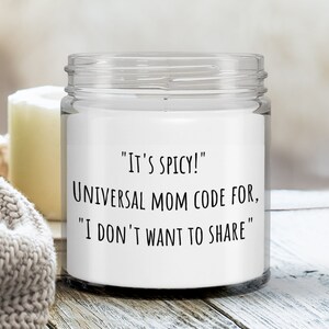 Peut inclure: Un bocal de bougie blanc avec une étiquette noire qui dit "IT'S SPICY!" UNIVERSAL MOM CODE FOR, "I DON'T WANT TO SHARE"