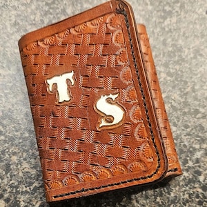 Cartera de cuero de tres pliegues con iniciales personalizada y hecha a mano