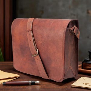Borsa a tracolla in pelle marrone vintage personalizzata per laptop, realizzata a mano, per donne e uomini.