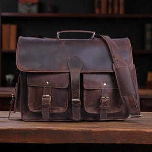 Handgefertigte Leder Umhängetasche - Leder Laptop-Aktentasche mit Messing-Hardware, Trolley-Gurt, mehreren Taschen & verstellbarem Schulterpolster