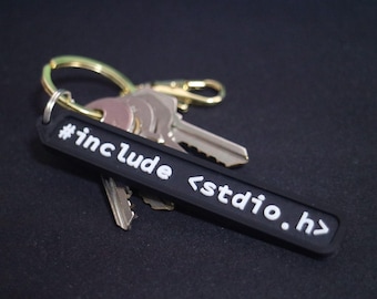 Llavero con fragmentos de código de programación en C / Diseño minimalista silencioso en negro y dorado / Regalos para desarrolladores / #include <stdio.h>