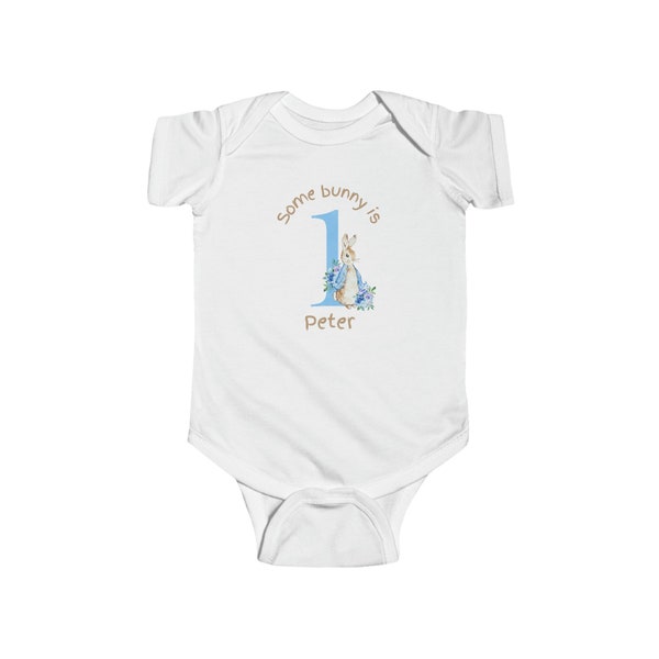 Angepasstes Baby-Geburtstags-Outfit, Hasen-Thema Onesie, Irgendein Hase ist ein Outfit, Peter Rabbit inspirierter Geburtstags-Bodysuit personalisierter Geburtstag