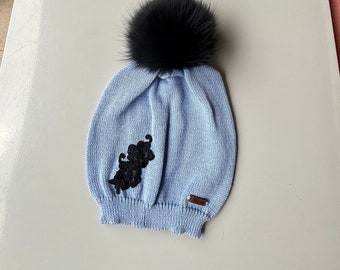 Bonnets bleu clair en laine mérinos avec boule noire en peluche et broderies artisanales Bonnets d'hiver doux personnalisés pour enfants et adultes Bouffées de bonnets