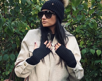 Set composto da berretto in lana merino nera con pon pon di pelliccia e guanti senza dita, guanti senza dita / accessori invernali in maglia a coste