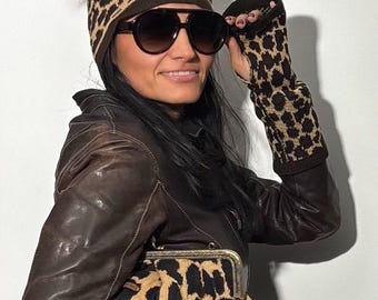 Set composto da cappello in lana merino leopardata e guanti senza dita, con pompon in vera pelliccia removibile, accessori invernali di lusso, set lavorato a maglia a mano.