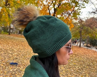 Cappelli in lana merino verde scuro con pallina di peluche lavorata a mano