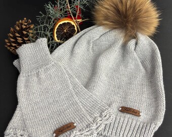 Completo invernale in lana merino lavorato a maglia: cappello grigio con pompon di pelliccia e guanti senza dita all'uncinetto