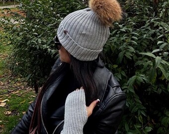 Set composto da berretto e guanti in lana merino lavorati a mano, con pompon in pelliccia sintetica, accessori invernali grigi.