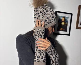 Set composto da cappello in maglia leopardata e guanti senza dita / Accessori moda invernali / Regalo per donna con stampa animalier