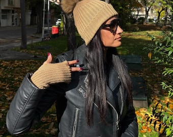 Conjunto de gorro y guantes de lana merino tejidos a mano, con pompón de piel sintética, color beige. Accesorios de invierno.