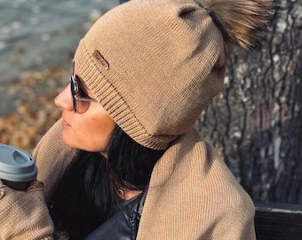 Cappelli in lana merino beige con pallina di peluche lavorata a mano