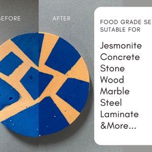 Peut inclure: Image avant et après montrant un dessous de verre rond en résine bleu et orange scellé avec un scellant de qualité alimentaire. Le texte sur le côté droit de l'image indique "FOOD GRADE SEALER SUTABLE FOR Jesmonite Concrete Stone Wood Marble Steel Laminate &More..."