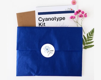 Komplettes DIY Cyanotypie-Kit zum Verschenken in der Sonne - enthält vorgefertigtes Papier und getrocknete Pflanzen.  Nur Sonne und Wasser hinzufügen.