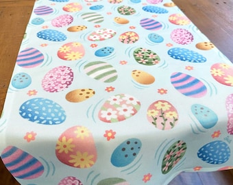 Camino de mesa con forma de huevo de Pascua, decoración floral primaveral