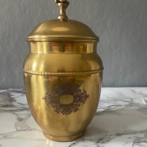 Elegant Metal Urn  , Timeless Memorial Keepsake , Classic Cremation Keepsake Urn For Human Ashes